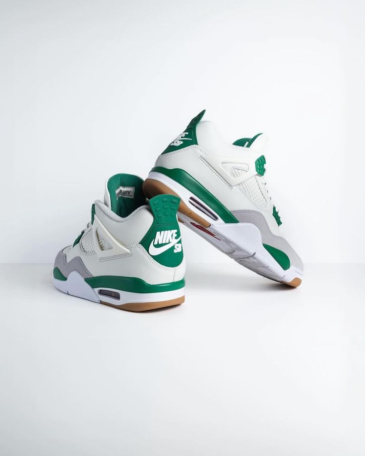 Nike Air Jordan 4 Retro "Pine Green"